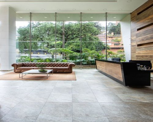 Bright and spacious reception space of a community workspace hub in Mexico City